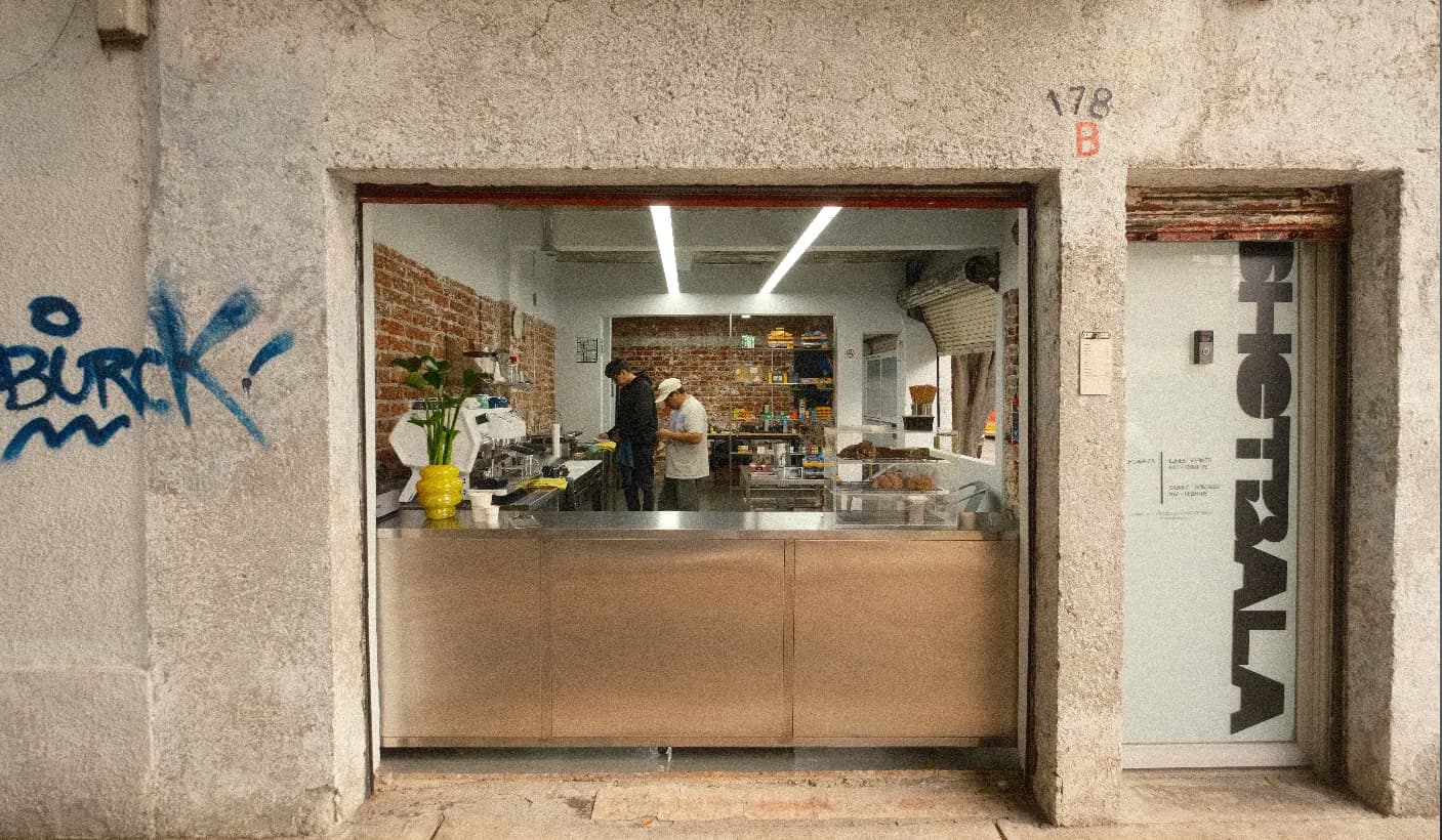 Fachada de Shotbala, café en Ciudad de México
